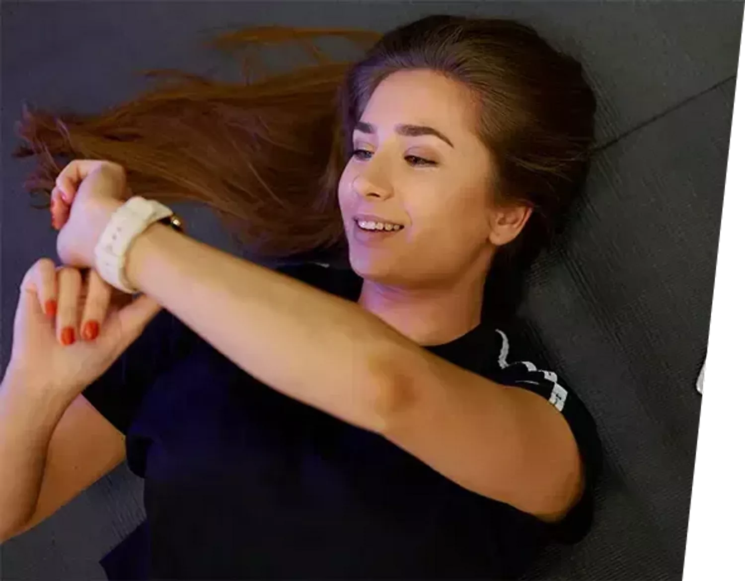 Smartwatch damski Garett BeFit Sport RT srebrny cechuje się modnym, nowoczesnym designem. Połączenie prostokątnej, metalowej koperty w kolorze różowego złota z gumowym paskiem  świetnie wygląda i sprawia, że stylizacja nabie.jpg